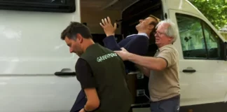 Βίντεο: Ακτιβιστές έκλεψαν κέρινο ομοίωμα του Μακρόν από μουσείο στο Παρίσι και το έβαλαν έξω από τη ρωσική πρεσβεία