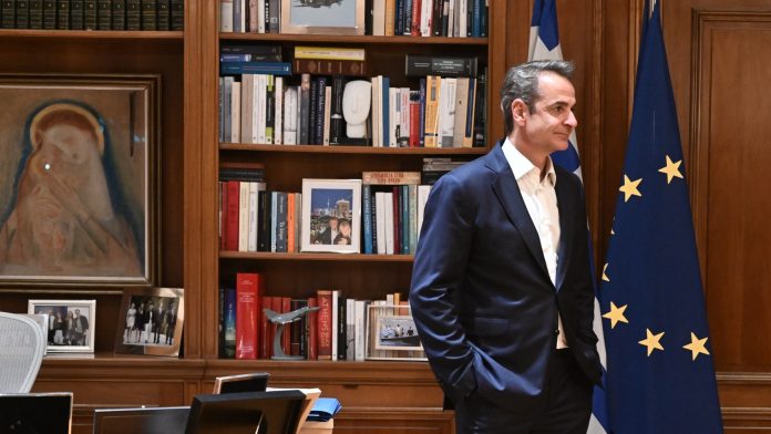 Οι κίνδυνοι νέου κόμματος εκ δεξιών και εκλογικών απωλειών στο κέντρο