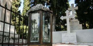 Σοκ στη Θεσσαλονίκη: Είδε να κουβαλούν τη σορό του νεκρού πατέρα του με καρότσα