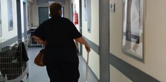 Δραματικές ελλείψεις στο ΕΣΥ: Νοσηλεύτρια με μπαστούνι πιάνει δουλειά στην κλινική γιατί δεν υπάρχει αντικαταστάτης