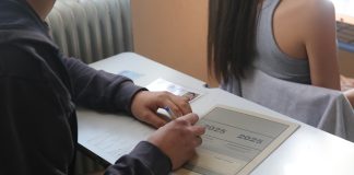 Θεσσαλονίκη: Ελεύθερη αφέθηκε η διευθύντρια λυκείου μετά από τη μήνυση γονέα μαθήτριας για το ακουστικό στις Πανελλήνιες