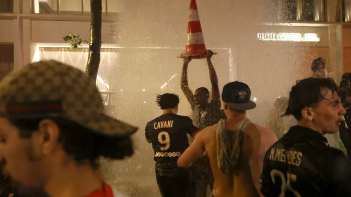 «Βάρβαροι κατέκλυσαν τους δρόμους του Παρισιού»: Οργή στη Γαλλία για τον υπουργό Εσωτερικών – Τον κατηγορούν για ρητορική μίσους