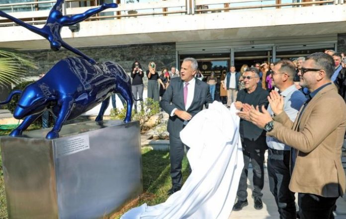 Δώρισε γλυπτό στο υπουργείο Εσωτερικών ο «φραπές» (Ξυλούρης) επί υπουργίας Βορίδη