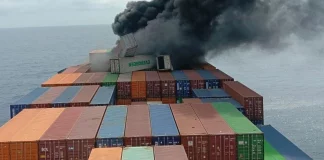Μάχη με τις φλόγες σε φορτηγό πλοίο στα ανοιχτά της Ινδίας – Αγωνία για τέσσερις αγνοούμενους