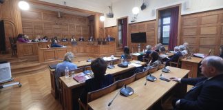 Προανακριτική για Τέμπη: 4 προτάσεις, 14 κάλπες – Ποιους κατηγορούν τα κόμματα και για ποια αδικήματα