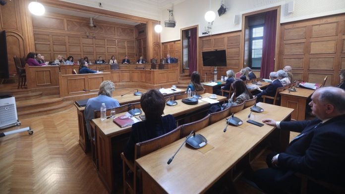 Προανακριτική για Τέμπη: 4 προτάσεις, 14 κάλπες – Ποιους κατηγορούν τα κόμματα και για ποια αδικήματα