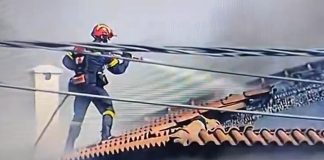 Βίντεο: Η στιγμή που πυροσβέστης ανεβαίνει στη σκεπή φλεγόμενου σπιτιού στην Παλαιά Φώκαια