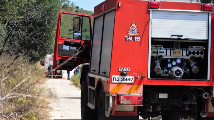 Στις φλόγες τυλίχθηκε εργοστάσιο λιπασμάτων στην Αχαΐα (video)