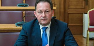 Πέτσας: «Μπορεί να υπάρξουν διαρροές για τον Καραμανλή»