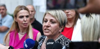 Αναβολή στην πρώτη δίκη για τα Τέμπη – Οργή των συγγενών: «Ντροπή!»