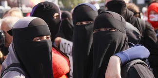 Συρία: Καλεί τις γυναίκες να φορούν «φαρδιά και σεμνά» ρούχα και μπουρκίνι στις παραλίες