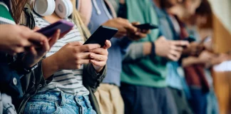 Απαγορεύεται από τον Σεπτέμβριο η χρήση κινητών και στα λύκεια της Ιταλίας