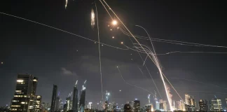 Με πάνω από 100 πυραύλους προς το Ισραήλ απαντά η Τεχεράνη – Εκρήξεις ακούγονται σε Ιερουσαλήμ και Τελ Αβίβ