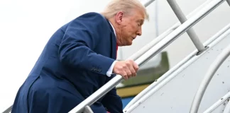 O Τραμπ σκόνταψε ανεβαίνοντας τη σκάλα για το Air Force One – Δείτε βίντεο