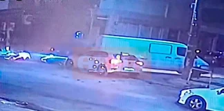 Βίντεο-ντοκουμέντο από την άγρια καταδίωξη στο Χαϊδάρι: Η στιγμή που το ΙΧ γκρεμίζει τη μηχανή, αφού οι επιβάτες της τον πυροβόλησαν