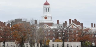 Το Χάρβαρντ προσφεύγει στη δικαιοσύνη εναντίον της απαγόρευσης εισόδου ξένων φοιτητών του από τον Τραμπ