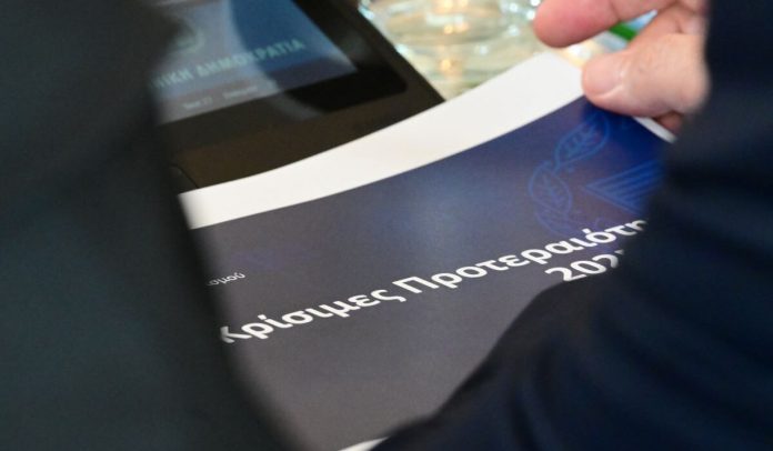 Ο υπουργός που βγήκε από τα ρούχα του