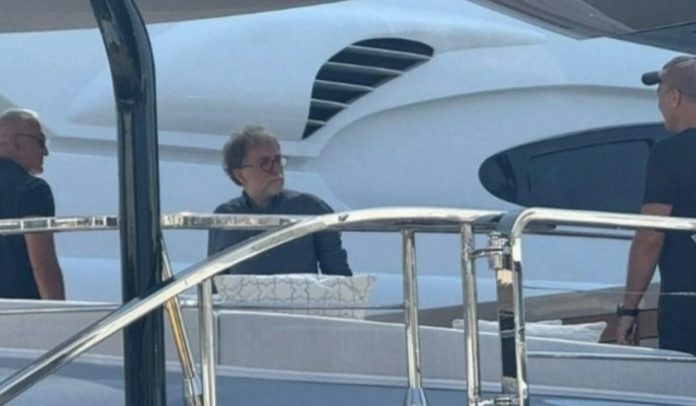 Σε πολυτελές γιοτ στη Μαρίνα Ζέας ο υπουργός Τουρισμού της Τουρκίας – Σάλος στη γείτονα χώρα