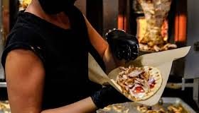 Σουβλάκι από «χρυσό»: Σε πολυτέλεια μετατρέπεται το τυλιχτό για μία οικογένεια – Οι τιμές ανά την Ελλάδα