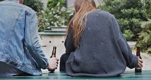 Ανήλικοι βρέθηκαν μεθυσμένοι σε πλατεία της Ηλιούπολης – Προσήχθησαν οι γονείς τους