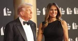 Επεισοδιακή έξοδος στο θέατρο για τον Τραμπ και τη Μελάνια: Τα γιουχαΐσματα, οι επευφημίες και οι drag queen στο κοινό