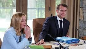 Της γύρισε το μάτι τής Μελόνι ακούγοντας τον Μακρόν!