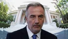 Χτυπούν το κεφάλι τους στον τοίχο με τον Καλαφάτη!