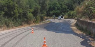 Χύθηκε 1,5 τόνος καυστικού υγρού στη Μακρυνεία – «Κάηκε» η άσφαλτος και δημιουργήθηκαν προβλήματα σε οχήματα (φωτο)