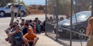 Τον Τραμπ ζήλεψε ο Πλεύρης: Απάνθρωπο σόου με μεταφορά μεταναστών σε κέντρα κράτησης μετά την τροπολογία – ντροπή