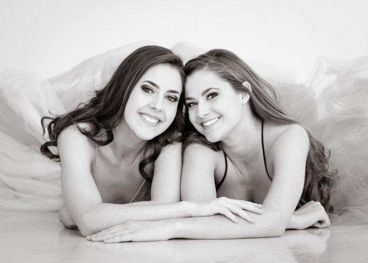 1667634124_1-titis-org-p-albina-and-angela-osinovsky-erotika-pinter-1