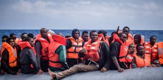 Συνδέει τη χρηματοδότηση με το μπλόκο στους μετανάστες που θέλουν να φτάσουν Ευρώπη – Απάντηση στον Χαφτάρ