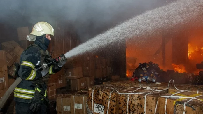 Ρωσική επίθεση με μη επανδρωμένο αεροσκάφος προκάλεσε φωτιά σε στέγη πολυκατοικίας στο Κίεβο