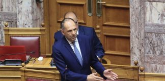 «Γαλάζιοι» βουλευτές συγκεντρώνουν υπογραφές για την εξωτερική πολιτική