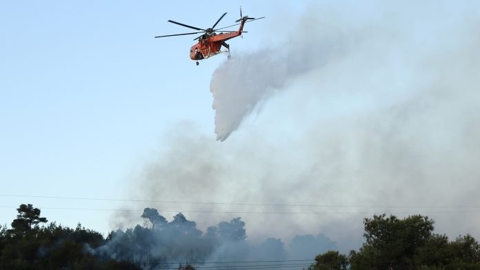 Εκτός ελέγχου η φωτιά στην Εύβοια: Oι φλόγες μετά τον οικισμό Πισσώνα απειλούν και τον Βατώντα
