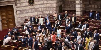 Βουλή: Απορρίφθηκαν οι προτάσεις της αντιπολίτευσης για τη σύσταση Προανακριτικής Επιτροπής – Αναβολή της ψηφοφορίας ζήτησε το ΠΑΣΟΚ, αντιδράσεις για την επιστολική ψήφο
