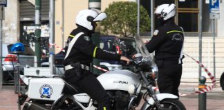 Βουλιαγμένη: Μπλόκο για μηχανές με αναβάτες χωρίς κράνος – Παραλίγο να πατήσουν αστυνομικούς