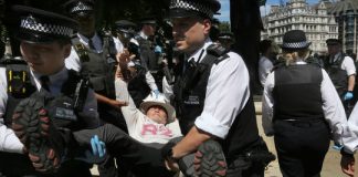 Η κυβέρνηση Στάρμερ κήρυξε ως τρομοκρατική ακτιβιστική οργάνωση υπέρ της Παλαιστίνης – Δεκάδες συλλήψεις