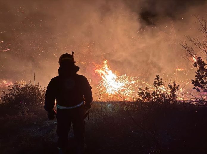 Δύσκολη νύχτα στην Εύβοια, η μάχη με τις φλόγες συνεχίζεται
