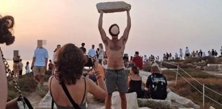 Νάξος: Σάλος με τουρίστα που πόζαρε στην Πορτάρα κρατώντας μάρμαρο χιλιάδων ετών