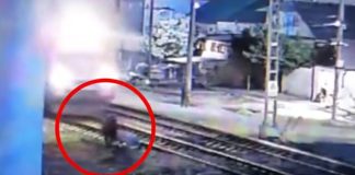 Ρωσία: Περαστικός σώζει άνδρα από διερχόμενο τρένο την τελευταία στιγμή – Συγκλονιστικό βίντεο