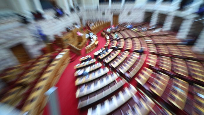 Βουλή: Η ακραία ένταση, οι εκτιμήσεις της κυβέρνησης για άγχος της αντιπολίτευσης και οι αλλαγες στο χρόνο ομιλίας των βουλευτών