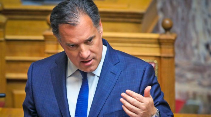 Ο Άδωνις φέρνει παράδειγμα τον γερανό στο Περιστέρι για να δικαιολογήσει το… μπάζωμα στα Τέμπη
