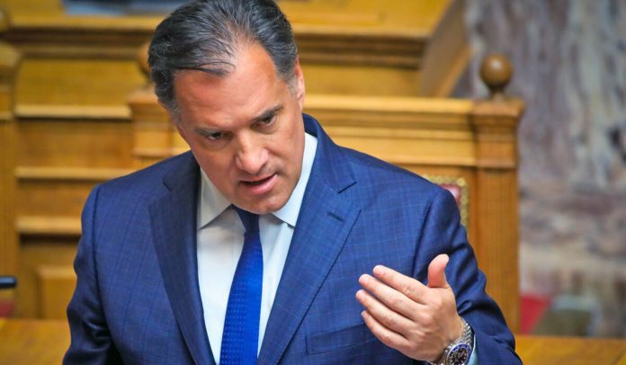 Οι τρεις εκδοχές του Άδωνι για τη Νίκαια: «Με χτύπησε», «δεν με πέτυχε», «με χτύπησε στο πλάι»