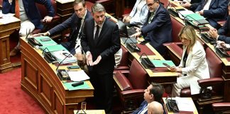 Ένταση στη Βουλή για τη στάση της ΝΔ: Δεν ψηφίζουμε, λέει ο Μηταράκης, για απόδραση στην… τουαλέτα μιλά ο Ηλιόπουλος