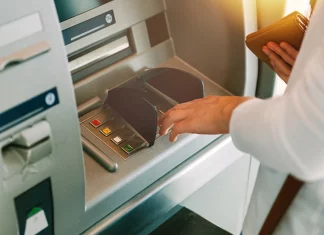 Ακατάσχετο στα 1.600 ευρώ: Ποιοι προστατεύονται, ποιοι μένουν εκτός και τι αλλάζει για χιλιάδες οφειλέτες
