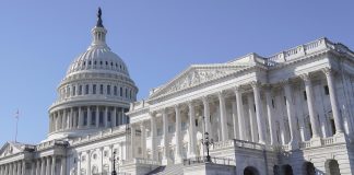 Θρίλερ στο Καπιτώλιο: Συνελήφθη άνδρας με όπλα, τόξο και βέλη στο όχημά του