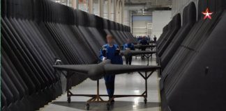 Στα άδυτα του «μεγαλύτερου εργοστασίου» drone-καμικάζι – Ρώσοι έφηβοι τα κατασκευάζουν για να χτυπήσουν την Ουκρανία