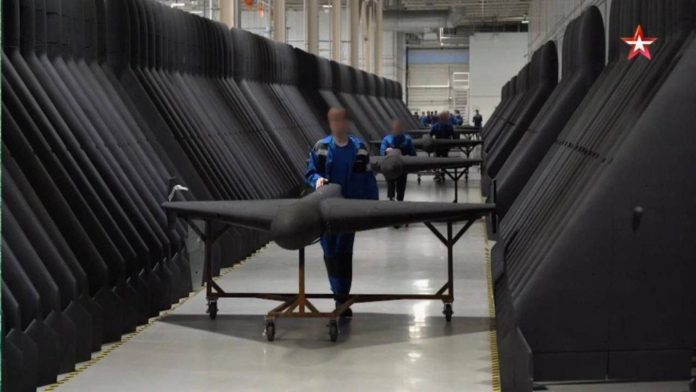 Στα άδυτα του «μεγαλύτερου εργοστασίου» drone-καμικάζι – Ρώσοι έφηβοι τα κατασκευάζουν για να χτυπήσουν την Ουκρανία