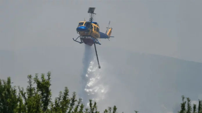 Καμένα Βούρλα: Ξέσπασε φωτιά, σηκώθηκαν τρία εναέρια