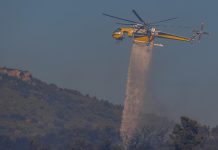 Φωτιά στη Σκύρο: Ήχησε το 112 για εκκένωση του Αγίου Φωκά, επιχειρούν πέντε εναέρια μέσα